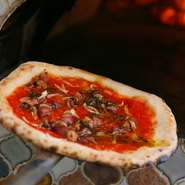 岐阜県多治見市でつくられている、国産で唯一高温を保つことができるピッツァ窯を使用。北海道芦別町のナラの薪は、少量でも保温性が高いので、短い時間でも外はパリッと、中はモチッと焼き上げることができます。