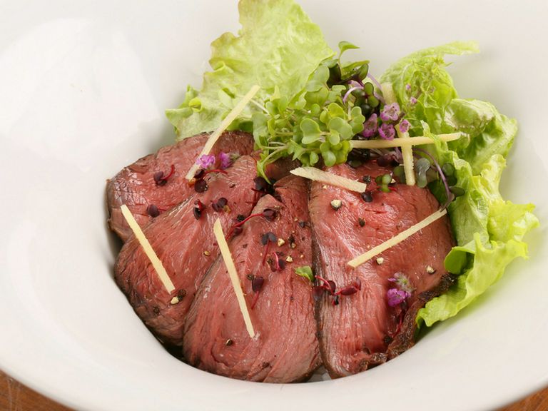 蝦夷鹿肉の個性豊かな味わいが楽しめる『蝦夷鹿のロースト丼』