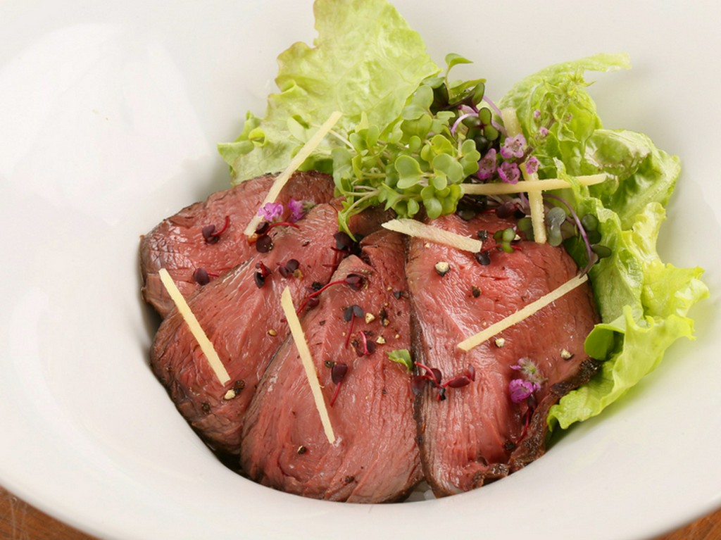 蝦夷鹿肉の個性豊かな味わいが楽しめる『蝦夷鹿のロースト丼』