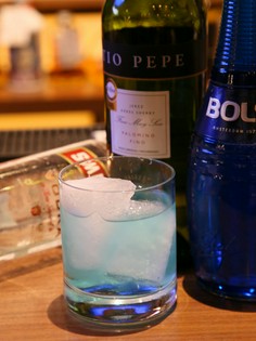 流氷を使用したカクテル『プラネット オブ ブルー』