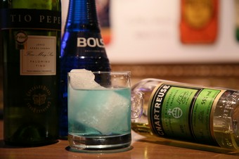 アルコールは約400種類と豊富にラインナップ