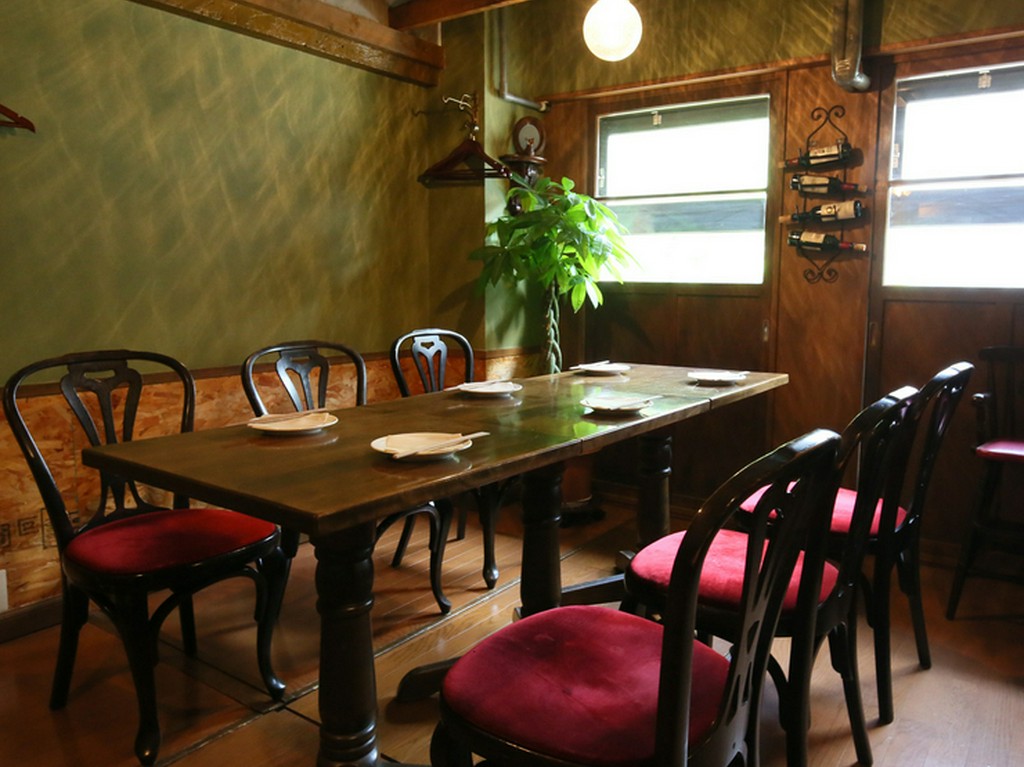 落ち着いたレトロ感のある個室で、大切なお客様のおもてなしを！