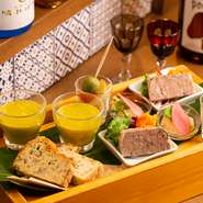 まず初めに食べていただきたい！5品の前菜を木箱に盛り付けたこちらのメニュー。内容は季節や仕入れに応じて変更致します。
コースのの前菜で登場します！！