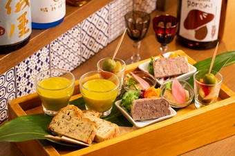 『木箱盛り前菜』　どんな前菜が登場するかは、その日のお楽しみ！１