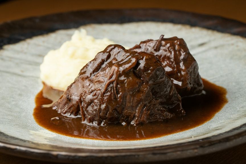 【道産牛のバルサミコ煮】じっくり煮込まれた肉が口の中でホロホロに。バルサミコとの相性も抜群！