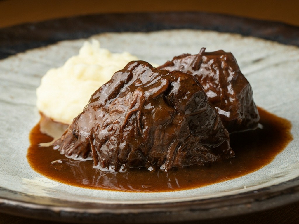 【道産牛のバルサミコ煮】じっくり煮込まれた肉が口の中でホロホロに。バルサミコとの相性も抜群！