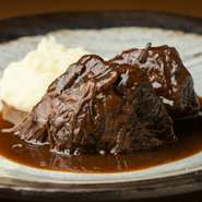 『道産牛のバルサミコ煮』じっくり煮込まれた柔らかい十勝和牛の旨味が、バルサミコのコクと酸味でより際立ちます。フォカッチャにソースをつけて食べたい！
