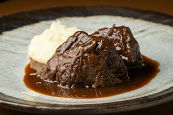 【道産牛のバルサミコ煮】じっくり煮込まれた肉が口の中でホロホロに。バルサミコとの相性も抜群！