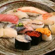 北海道産の新鮮な魚介を使用した握り。冬は濃厚な「生牡蠣」、春は脂が乗りの良い「にしん」など、四季折々のネタを堪能できるお得なセットです。季節ごとに素材が変わり、訪れる度に異なる味わいに出合えます。