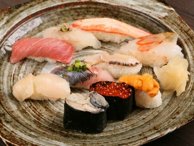 まずはこれを!リピーター続出。四季折々の魚介をリーズナブルに堪能できる!『店主おすすめ彩華握り』