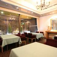 幅広い年代の方のデート、ご夫妻での食事にぴったり。初めて出会う料理も多く、会話がいろいろ広がり、二人で楽しい時間を過ごせます。清潔感があり、シックで大人っぽい内装＆雰囲気、温かなサービスも好評です。