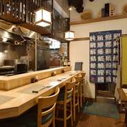 優しい雰囲気の店内で、肩ひじ張らずにゆっくり過ごせるのも魅力。板前で味わう本格寿司を堪能する“鮨店デビュー”にも最適です。若い世代から家族連れまで、幅広いゲストが気軽に訪れられる地域密着の一軒です。