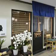 ビルの1階にありながら、隠れ家的な雰囲気もある【すし縁】。競りが終わらない早い時間帯に市場へ足を運んで仕入れた、新鮮な旬の厳選魚介が織りなす価格以上の価値ある鮨を堪能できる、知る人ぞ知る一軒です。