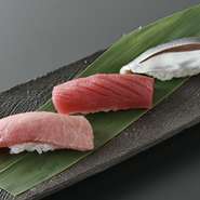 鮮度と締りのバランスが抜群の『小肌』は大将渾身の一品。職人の手仕事を感じる握りで旬の味覚に出合えます。一人ひとりの好みを優先するお好みスタイルなので、気ままに好きなネタだけを堪能できます。