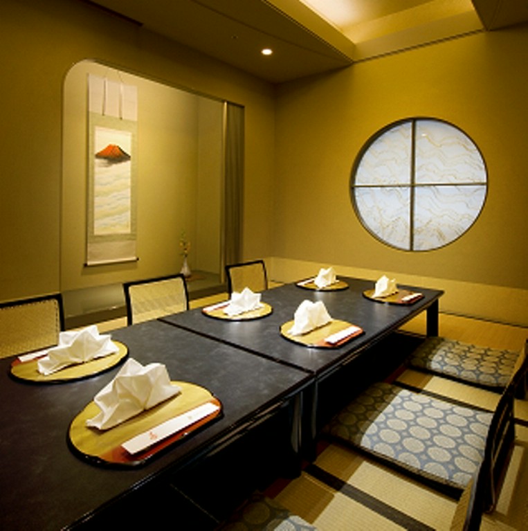 接待や会食、ご家族でのお集り、歓送迎会などに向く個室を完備