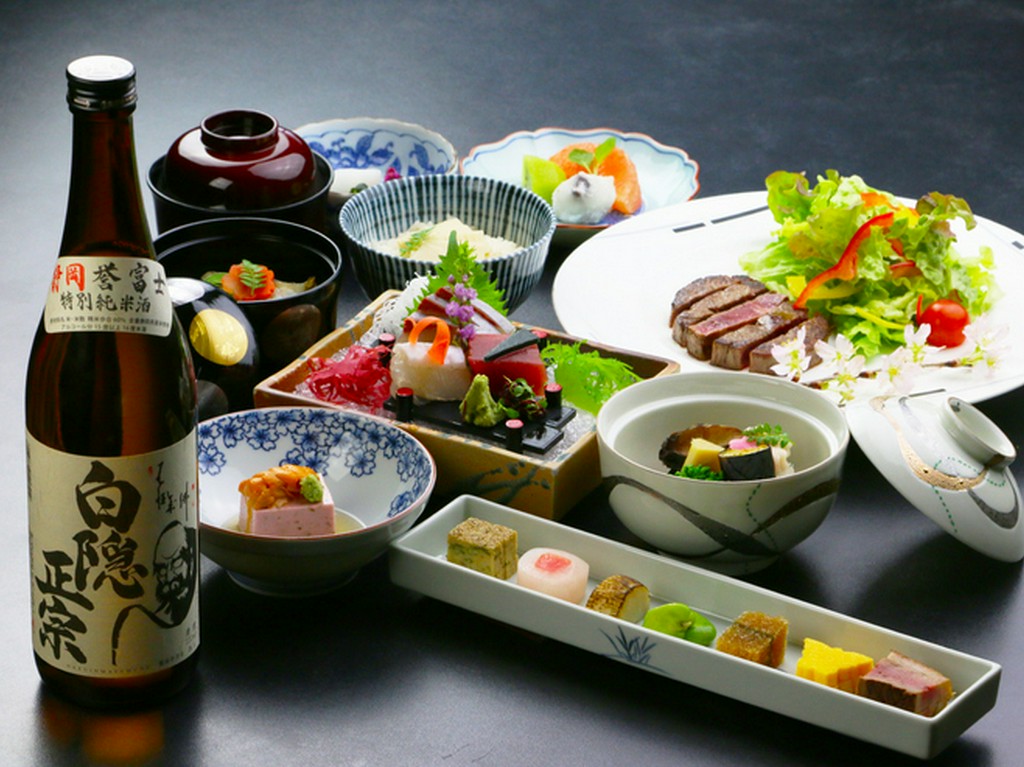 静岡の地酒を中心に全国の銘酒をご用意。日本料理に合うワインも