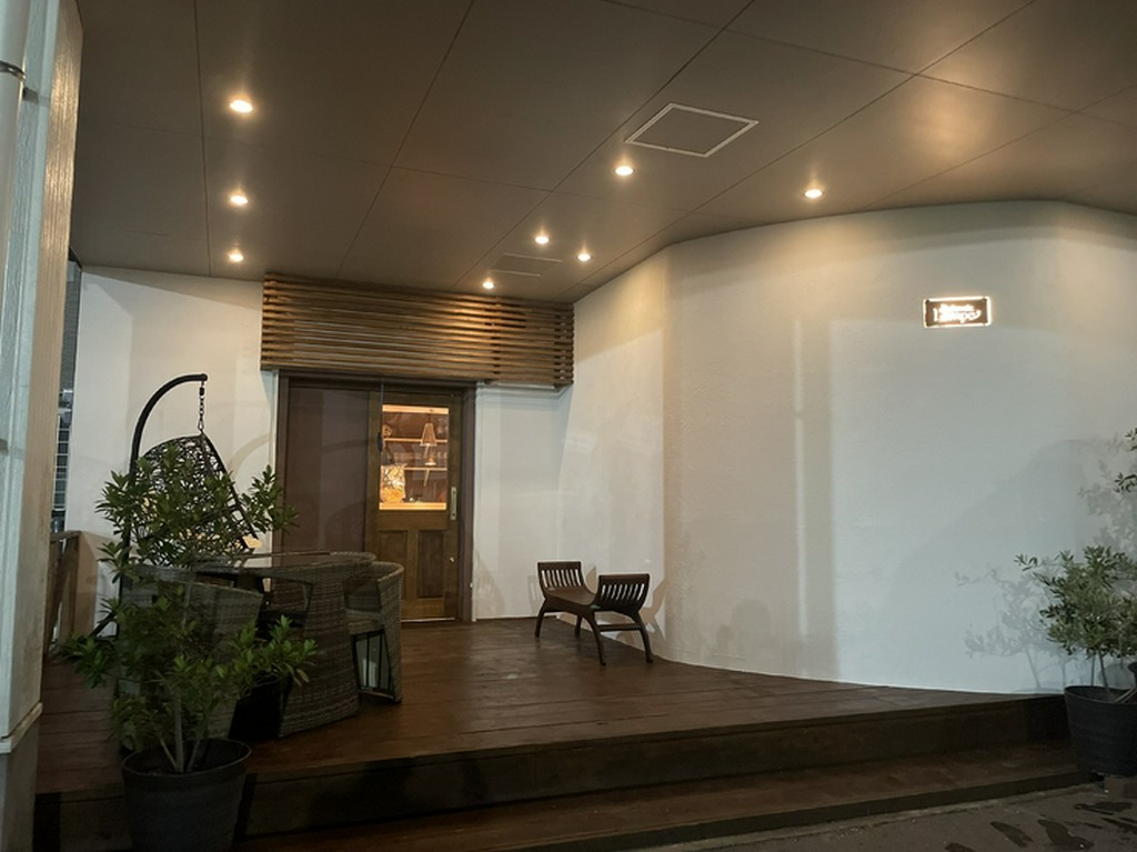 ゆったりとしたカウンター席で大人ならではの贅沢な時間を過ごす