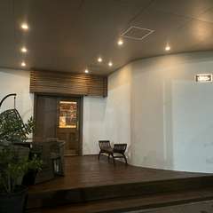 ゆったりとしたカウンター席で大人ならではの贅沢な時間を過ごす