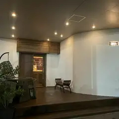 ゆったりとしたカウンター席で大人ならではの贅沢な時間を過ごす