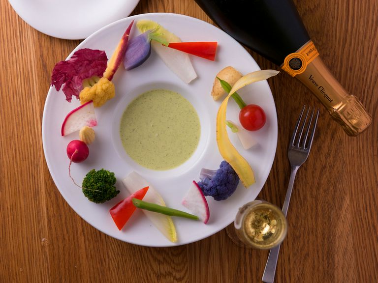 ディップのような濃厚なソースと野菜のマリアージュが楽しめる『バーニャカウダ Lampe風』