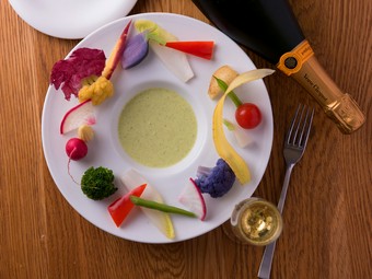 ディップのような濃厚なソースと野菜のマリアージュが楽しめる『バーニャカウダ　Lampe風』