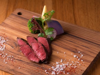 『Rotisserie 塊焼き、炙り焼き 』は美食家の舌を満足させる一皿