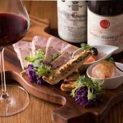 料理人こだわりの食材がつまった『オードブルの盛り合わせ』はワインと好相性