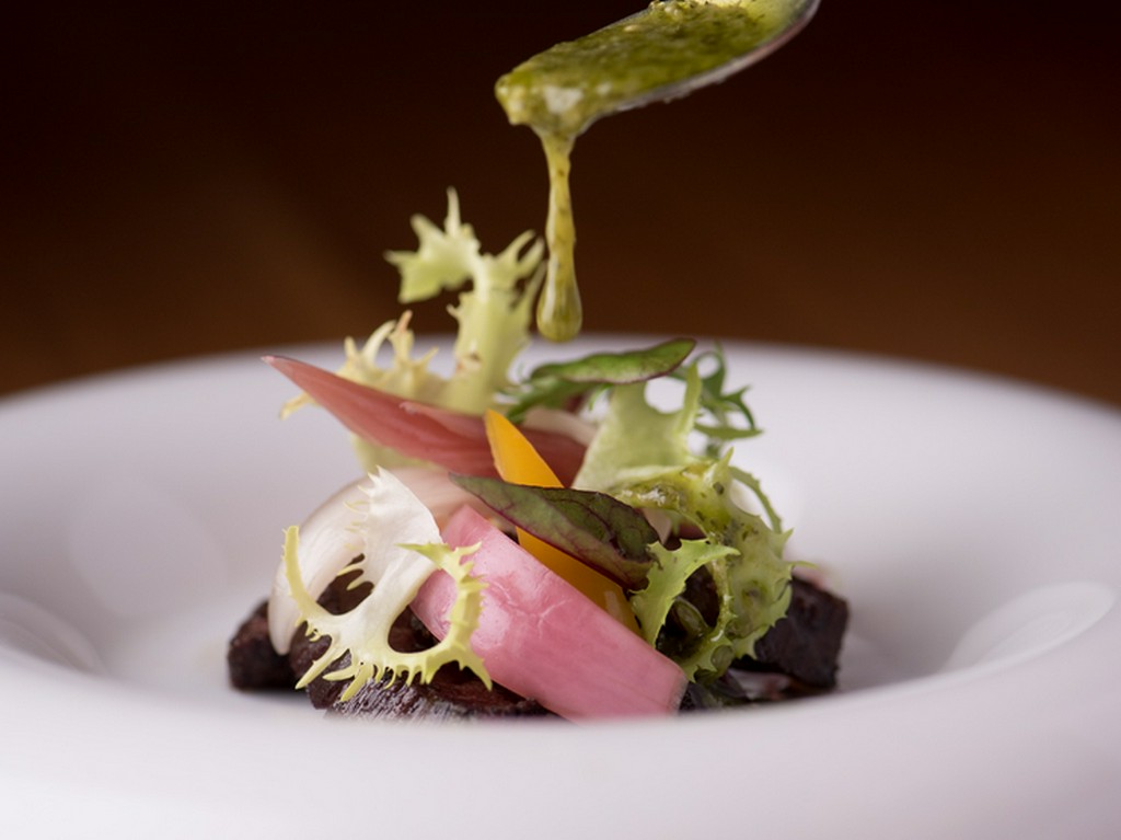 サイコロステーキとピクルスのサラダ