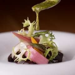 サイコロステーキとピクルスのサラダ