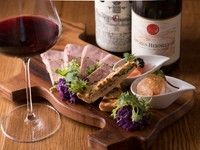 ・オードブル盛り合わせ・本日の一品・季節のムースと彩り野菜
メイン・和牛ホホ肉の赤ワイン煮込みorハッシュドビーフ 和牛ハンバーグ添え
*事前にメインをお知らせください➕500バスクチーズケーキ、コーヒー