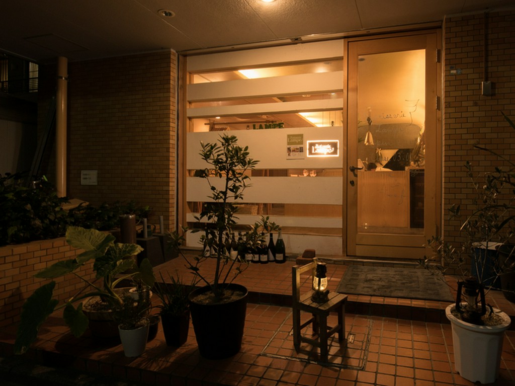 白金の隠れ家といった洗練された大人の空間