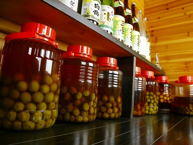 料理に合う厳選した日本酒と、甘さを抑えた自家製梅酒が自慢