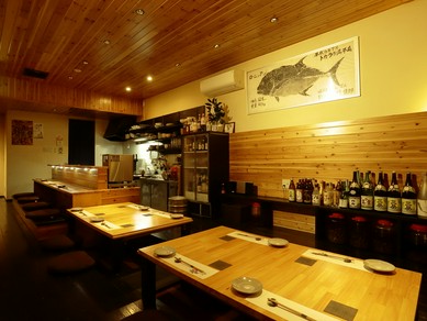 足を伸ばしてくつろぎながら、料理をゆったりと楽しめる