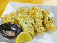 ジューシーで柔らかく、旨味たっぷりの地鶏にわさびの香りがアクセントに。『いずみ鶏のとり天わさび風味』