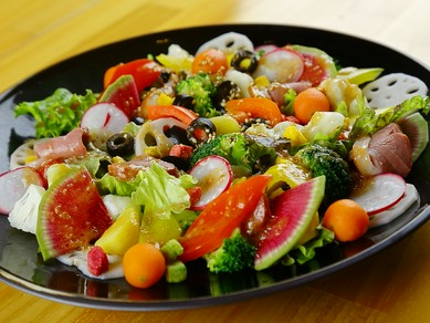 季節感を堪能できる、地元産の旬野菜を種類豊富に美しく盛りつけた『旬の彩りサラダ』