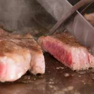 シェフが厳選した上質な九州産黒毛和牛の鉄板焼きステーキに舌鼓