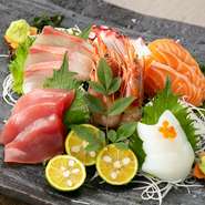 厳選した鮮魚を常時7種も盛込んだ看板メニュー。厚切りにした刺身は食べ応えも充分です。鮮度はもちろん、定番に旬の魚を合わせてあるのでその時折の味を楽しめます。また、リーズナブルな価格も魅力です。