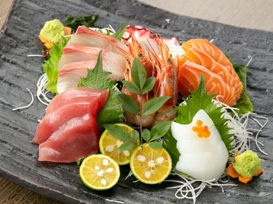 鮮度抜群！厚切りの刺身が7種も並ぶ看板メニュー。『お造り盛り合わせ』