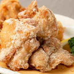 カリッとジューシー！食べ応えも充分な大きめにカットされた自慢の『若鶏唐揚げ』