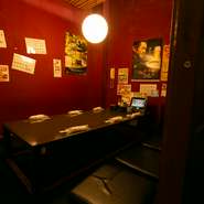豊富なメニューに総席数200を超える大型店でありながら、注文から料理の提供までの時間が早いのが特徴です。一番のストレスになりがちな待つ時間が短く楽しい席がさらに盛り上がります。