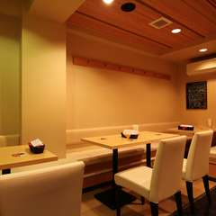 テーブル10席とカウンター7席の温かい空間