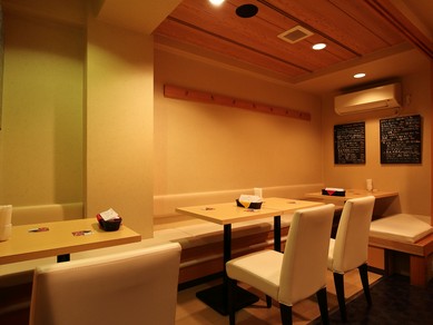 テーブル10席とカウンター7席の温かい空間