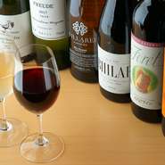 グラスワインは赤・白合わせて常時10種以上。ソムリエでもあるオーナー高屋敷氏がセレクトしたスペインワイン・岩手産ワインを各種の料理に合わせて、ペアリングも楽しめます。