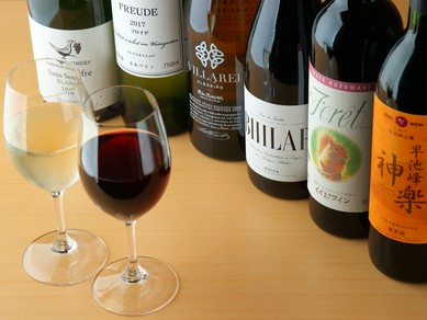 常時10種以上をグラスで注文できる、スペインと岩手産のワイン