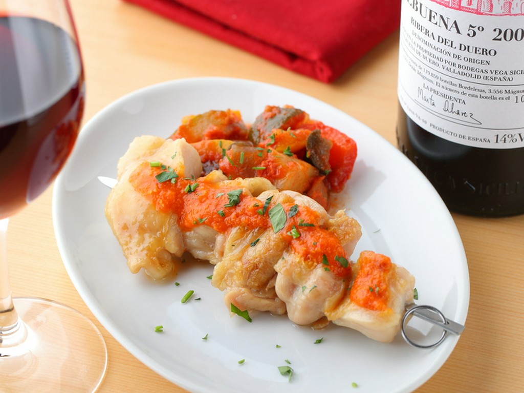 手頃な価格のボトルワイン＆バル料理で乾杯