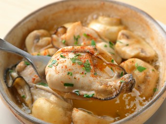 岩手の山海の恵みをワインとともに『岩手産カキと八幡平マッシュルームのアヒージョ』