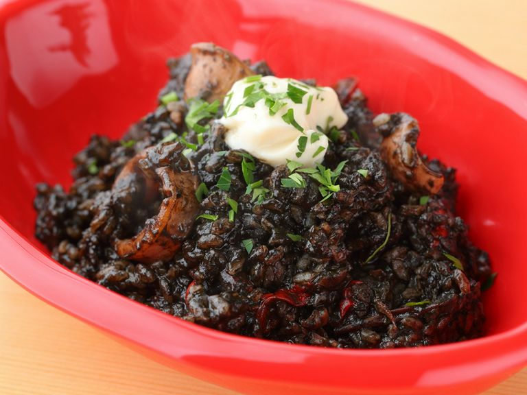 『イカスミのメロッソ(スペイン風おじや)』おいしさの秘密は”ムール貝のスープ”