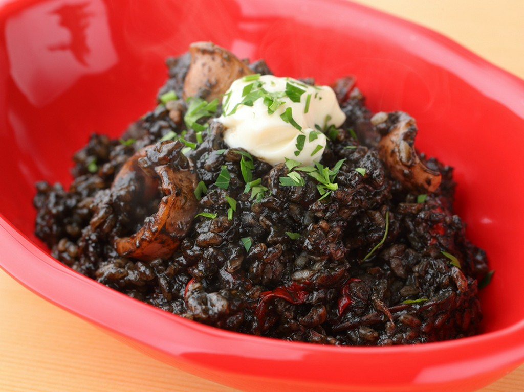 『イカスミのメロッソ（スペイン風おじや）』おいしさの秘密は”ムール貝のスープ”