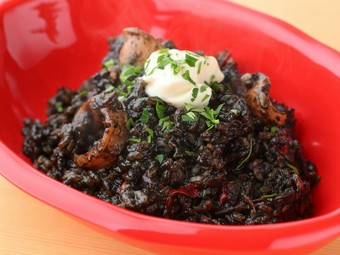 『イカスミのメロッソ（スペイン風おじや）』おいしさの秘密は”ムール貝のスープ”