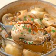 新鮮な三陸産の牡蠣と、肉厚で存在感のある八幡平産マッシュルームを「アヒージョ」で。シンプルなレシピで素材の魅力をじっくり味わいたい逸品です。